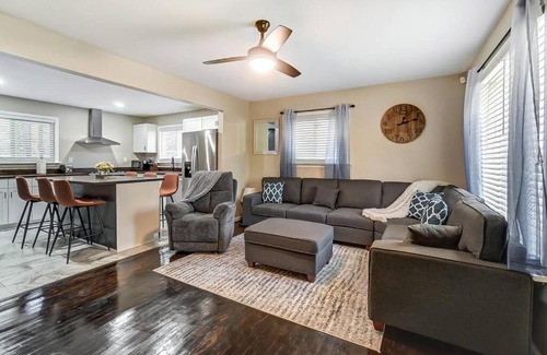 Oak Forest Casa | Charlotte Charm Haven with Outdoor TV