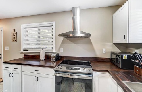 Oak Forest Casa | Charlotte Charm Haven with Outdoor TV