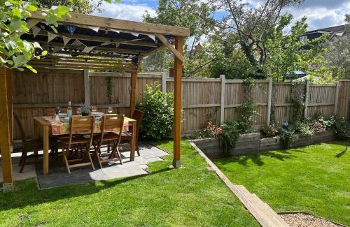 Poole Casa | Charlotte Cottage - Minutes from Poole Park, with Feature Log Burner
