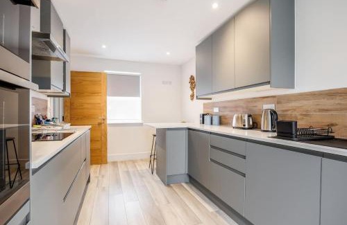 Poole Casa | Charlotte Cottage - Minutes from Poole Park, with Feature Log Burner