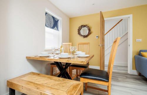 Poole Casa | Charlotte Cottage - Minutes from Poole Park, with Feature Log Burner