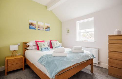 Poole Casa | Charlotte Cottage - Minutes from Poole Park, with Feature Log Burner