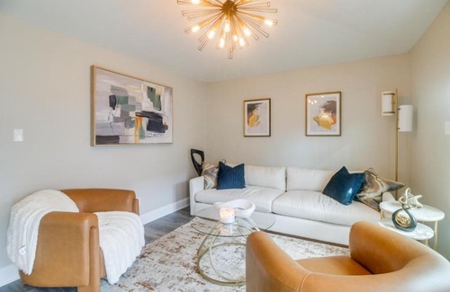 Charlotte Casa | Charlotte Gem with Deck and Community Amenities