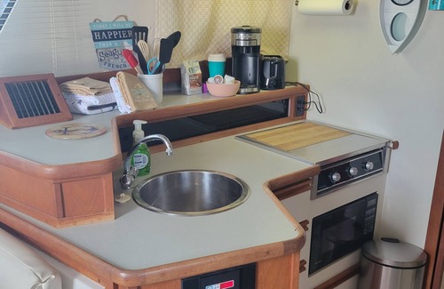 North Carolina Coast Alquiler De Eote | Charlotte Jean - 33ft Cozy Carver Mariner- Unique Stay on the Water