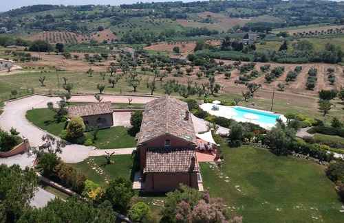 Civitanova Marche Villa | El encanto y la hospitalidad en un 500m del mar. Piscina rodeada de zonas verdes