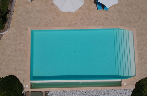 Civitanova Marche Villa | El encanto y la hospitalidad en un 500m del mar. Piscina rodeada de zonas verdes