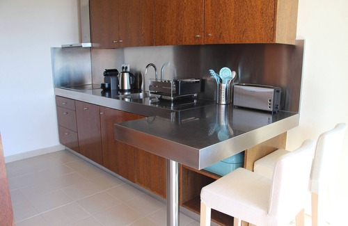 Salgados Apartamento | Encanto aparte, fantásticas vistas a la piscina y al jardín, aire acondicionado completo, TV del Reino Unido y Wifi GRATIS.