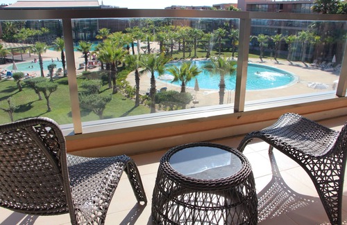 Salgados Apartamento | Encanto aparte, fantásticas vistas a la piscina y al jardín, aire acondicionado completo, TV del Reino Unido y Wifi GRATIS.