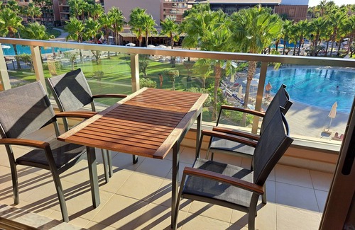 Salgados Apartamento | Encanto aparte, fantásticas vistas a la piscina y al jardín, aire acondicionado completo, TV del Reino Unido y Wifi GRATIS.