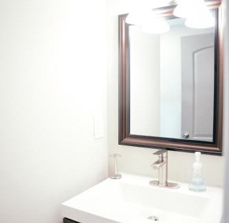 East Arlington Apartamento | Charm City Luxury 4 Bedroom Brick Home