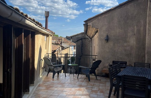 Saint-Saturnin-de-Lucian Casa | Charming Townhouse with Terrace