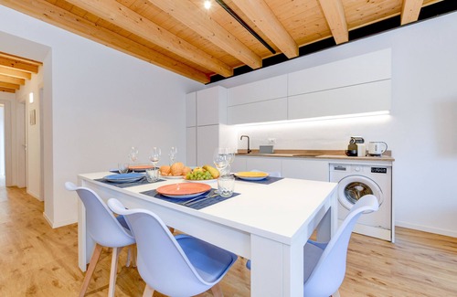 Assenza Apartamento | Charm Lakefront Apartment L’isola MGH
