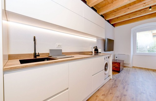 Assenza Apartamento | Charm Lakefront Apartment L’isola MGH