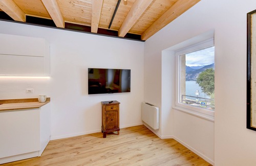 Assenza Apartamento | Charm Lakefront Apartment L’isola MGH