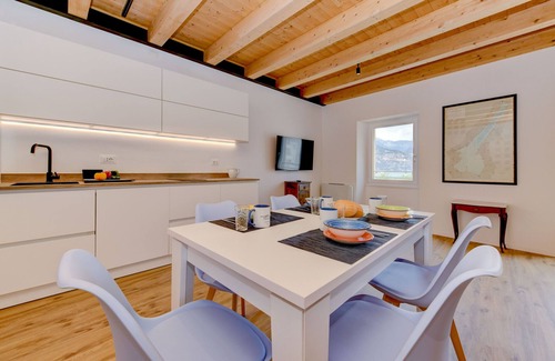Assenza Apartamento | Charm Lakefront Apartment Panorama MGH