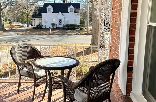 Mooresville Casa | Charm on Main Street