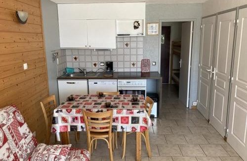 Orcieres-Merlette Apartamento | Charmant 2 pièces cabine avec véranda, terrasse exposée sud, proche des pistes et commerces, WiFi inclus - FR-1-262-76