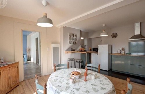 Chazelles-sur-Lyon Apartamento | Acogedor apartamento con patio, cerca de comercios en Chazelles-sur-Lyon