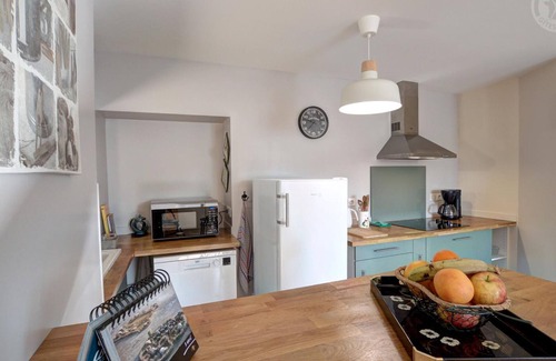 Chazelles-sur-Lyon Apartamento | Acogedor apartamento con patio, cerca de comercios en Chazelles-sur-Lyon