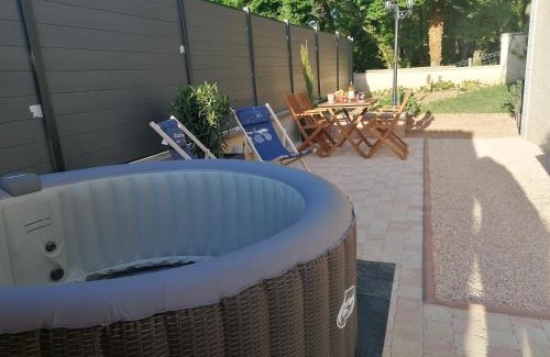 Laveyron Apartamento | Charmant appartement T2 dans villa avec en supplément spa extérieur de mai à septembre
