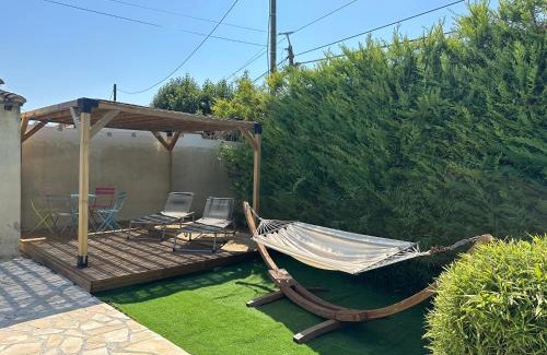 Tarascon Apartamento | CHARMANT LOGEMENT AVEC PISCINE EN PROVENCE au premier étage d une villa