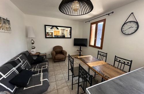 Tarascon Apartamento | CHARMANT LOGEMENT AVEC PISCINE EN PROVENCE au premier étage d une villa