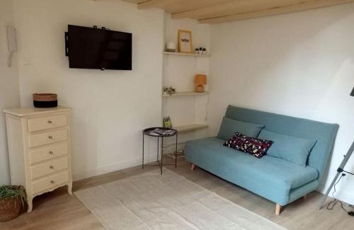Nimes City Centre Apartamento | Charmant studio avec cour en centre-ville