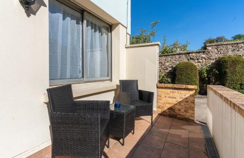Saint-Cyr-l'Ecole Apartamento | Charmant studio avec terrasse, Gare à 200m et parking gratuit
