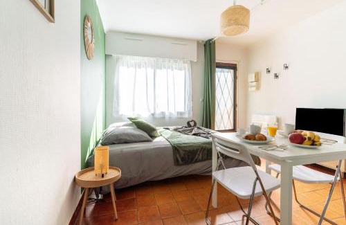 Saint-Cyr-l'Ecole Apartamento | Charmant studio avec terrasse, Gare à 200m et parking gratuit