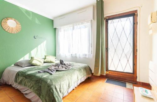 Saint-Cyr-l'Ecole Apartamento | Charmant studio avec terrasse, Gare à 200m et parking gratuit