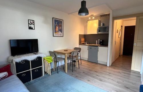 Samoens Apartamento | Charmant studio, proche centre et ski-bus, avec jardin et WIFI – idéal pour 4 personnes - FR-1-624-56