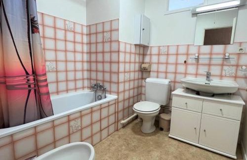 Cambo-les-Bains Apartamento | Charmant T1 Bis à Cambo-les-Bains avec balcon, ascenseur et parking - FR-1-495-31