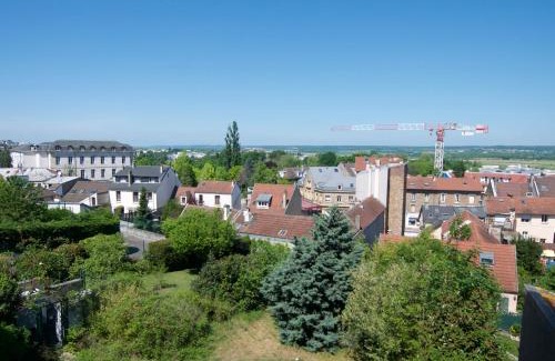 Saint-Cyr-l'Ecole Apartamento | Charmant T2 avec Terrasse - Gare à 100m et parking gratuit