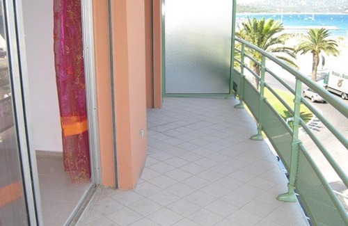 Cavaliere Apartamento | Charmant T2 cabine 40m², centre-ville, balcon, clim, ascenseur, à Cavalaire-sur-Mer - FR-1-100-224