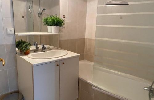 Brides-les-Bains Apartamento | Charmant T3 à Brides-les-Bains - Résidence Moderne Proche Télécabine et Thermes - FR-1-512-148