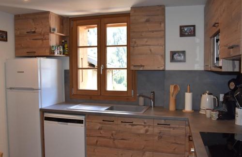 Pralognan-la-Vanoise Chalet De Esquí | Charmante grange rénovée, 4 pers, proche Pralognan, balcon, poêle à bois, randonnées et navette ski - FR-1-464-230