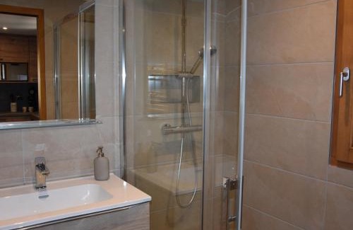 Pralognan-la-Vanoise Chalet De Esquí | Charmante grange rénovée, 4 pers, proche Pralognan, balcon, poêle à bois, randonnées et navette ski - FR-1-464-230