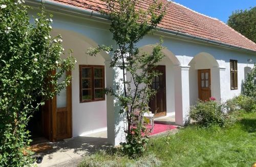 Csapod Casa | Charmantes Arkadenhaus mit großem Garten