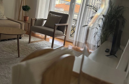 Sao Joao de Deus Apartamento | Charme – Elegant 1-Bedroom Apartment with Balcony