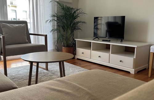 Sao Joao de Deus Apartamento | Charme – Elegant 1-Bedroom Apartment with Balcony