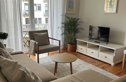 Sao Joao de Deus Apartamento | Charme – Elegant 1-Bedroom Apartment with Balcony