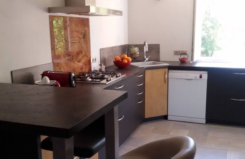 Saint-Quentin-la-Poterie Villa | Encantadora casa amigable con piscina