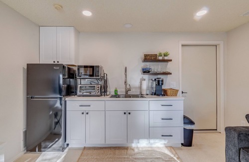 Briargate Casa | Charming 1-bdrm walkout basement suite with AC, WiFi in lovely Colorado Springs