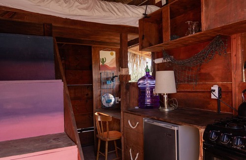 La Fortuna Cabina | Charming 1-bedroom Tiny Home in La Fortuna with WiFi & steps away from the beach