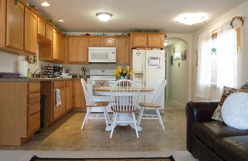 Village Seven Cabaña | Charming 1-bedroom guest house in fabulous Colorado Springs with AC, WiFi, W/D