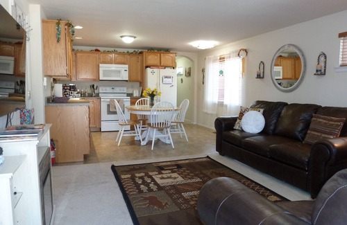 Village Seven Cabaña | Charming 1-bedroom guest house in fabulous Colorado Springs with AC, WiFi, W/D