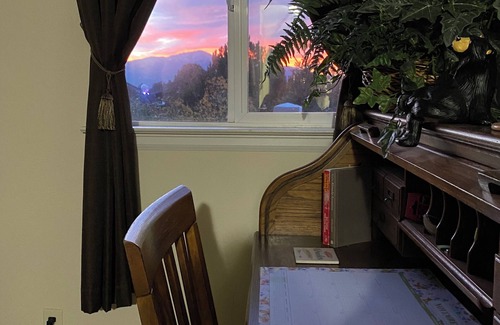 Village Seven Cabaña | Charming 1-bedroom guest house in fabulous Colorado Springs with AC, WiFi, W/D