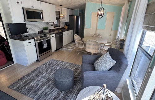 Braden River Cabaña | Charming 1 Bed 1 Bath Cottage in wonderful Sun Outdoors Sarasota that sleeps 6.