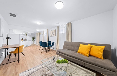 Barrie Apartamento | Charming 1-bed basement, WI-fi & Pull Out Sofa