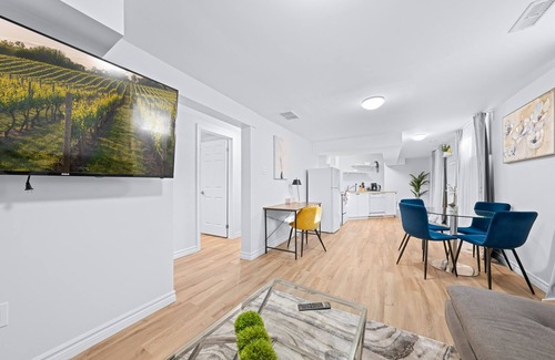 Barrie Apartamento | Charming 1-bed basement, WI-fi & Pull Out Sofa